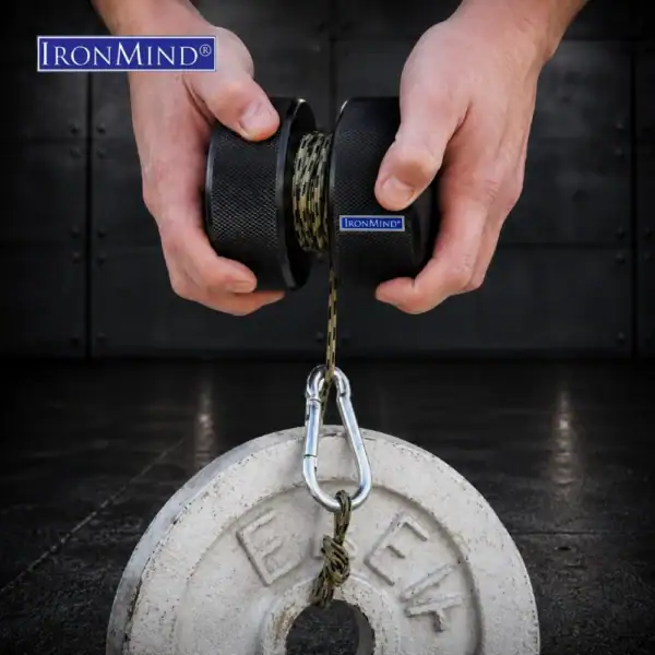 Alkuperäinen amerikkalainen IronMind Twist Yo' Wrist -rannerulla. Pakkaus sisältää järeän 10 cm halkaisijalla varustetun rullan, vahvan nylonköyden sekä kestävän karabiinihakan pikalukitukseen.