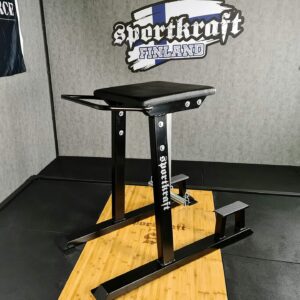 Urheilija tekee alaselkätreeniä SportKraft Reverse Hyper -laitteella kuntosalilla.
