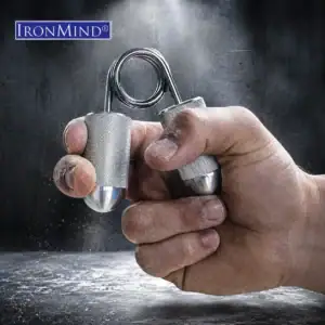 Ironmind tug sormigripperi kädessä