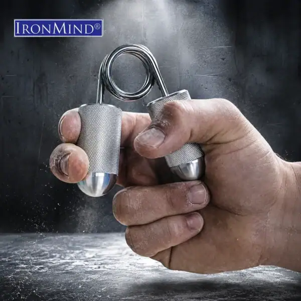 Ironmind tug sormigripperi kädessä