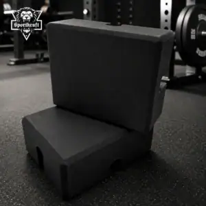 Pieni ja iso SportKraft Bench Block asetettuna kuntosalille esitellen tuotteen eri korkeusvaihtoehtoja.